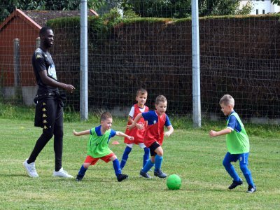 3- Atelier foot sous la supervision de Moïse Adiléhou, qui lance les attaques des U6. - Fabrice COMPAIN