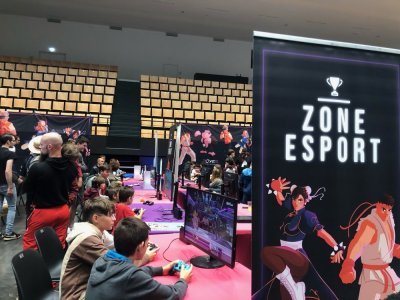 3- Les visiteurs de la zone E-sport de la Geek Life Laval ont eu l'occasion de se confronter lors de parties de jeux vidéo endiablées grâce des consoles et ordinateurs mis à disposition. - Charline Martin