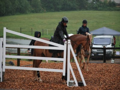 La délicate ouverture du portail à cheval. - JL Petit