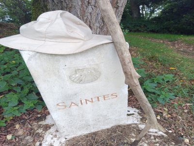 Après 700 kilomètres, l'arrivée à la fin de la première étape à Saintes. - 2024-09-26 Laurent Garnier sur les chemins de Compostelle