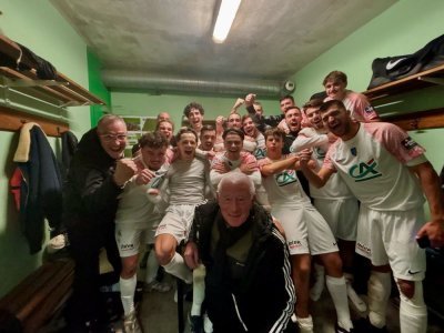 Les Louvernéens ont immortalisé le moment dans les vestiaires après leur victoire face à Angers Lac du Maine. L'aventure continue ! - Louverné Sports