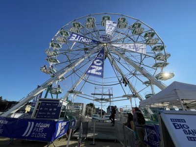 La grande roue, la mascotte de l'événement. Les candidats pouvaient s'inscrire pour y passer un entretien avec une entreprise. - CM