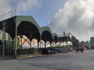 L'installation des panneaux photovoltaïques est en cours. - Nathalie Grudé