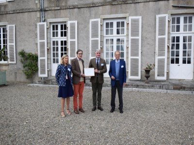 Hélène et Éric des Beauvais, Olivier Perrigot et François Helie de La Harie, délégué régional VMF. - 2024-10-10 Remise du prix régional VMF Perrigot