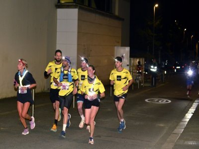 2- Nos coureurs vont-ils brûler les planches ?
Passage par la rue Ambroise Paré avant de pénétrer dans le théâtre et de divaguer dans les étages - Fabrice COMPAIN