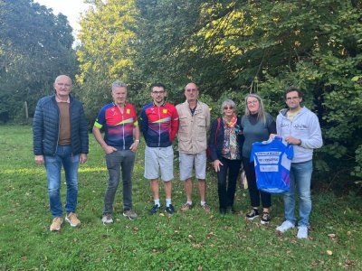 Jeudi 26 septembre, le cyclo-club mayennais a fait un don à l'association Quatre Vaulx-les Mouettes, chargée de l'IME de Bel-Air à Languédias (Côtes-d'Armor) dans lequel étudie Antonin Cheval, épileptique. - Naomie Jourand