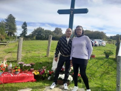 Jean-Jacques et Françoise fleurissent la croix toute l'année. - jb