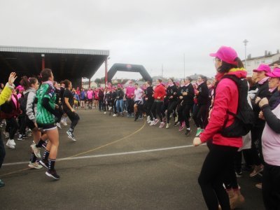 Une ambiance de folie sur le départ pour les 950 coureurs d'Octobre rose aux Coëvrons. - LL