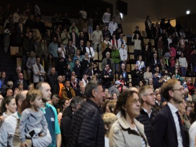 Près d'un millier de personnes sont venues acclamer les sportifs, volontaires et porteurs de la flamme. - Sarah Lagadec