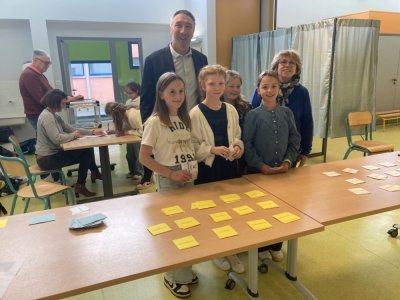 Le maire, Guillaume Carré, était présent pour l'élection du Conseil municipal des enfants. - Mairie de Martigné-sur-Mayenne