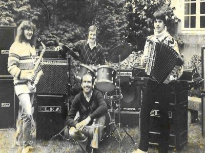 À droite, Bertrand Landeau, très professionnel à l'accordéon avec son groupe dans le parc de Saint-Martin, vers 1978. - x