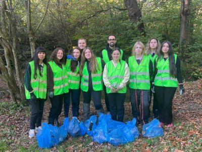 Pour le projet "Plastique à la loupe", les lycéennes ont ramassé une douzaine de sacs de déchets. - Naomie Jourand