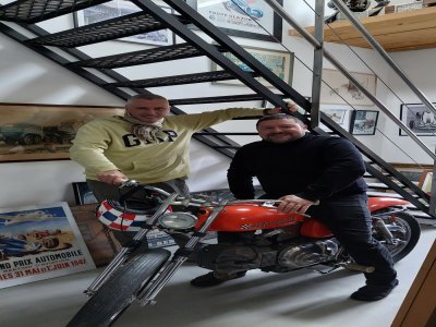 Julien et Greg réunis sur la moto Harley Davidson du collectionneur. - Camille Destais