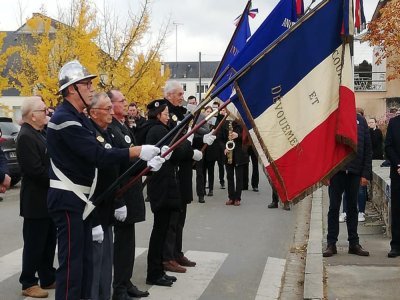 Auxane Guyon, jeune collégienne porte-drapeau lors de la cérémonie du 11 novembre. - Marie-Christine GERARD