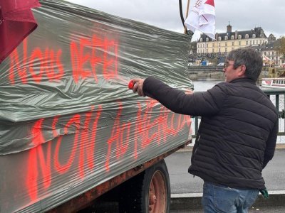 Depuis 16h, les agriculteurs tagent et installent des barnum pour bloquer la route - PH