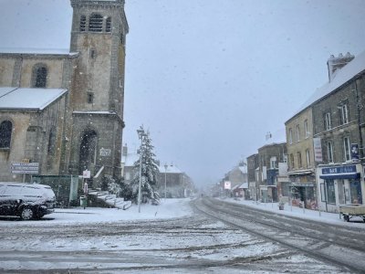 Au nord, l'hiver est déjà la. La place du village de Pré en Pail était sous les flocons dès le petit matin. - Correspondant