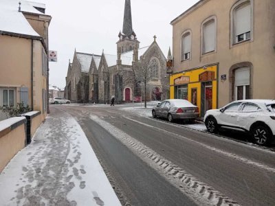 À Argentré, le centre-ville a aussi accueilli quelques flocons, dégagés de la route pour mieux circuler. - Daniel BUSSON