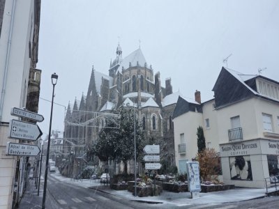 À Mayenne, la basilique Notre-Dame-des-Miracles a porté une belle robe blanche pendant quelques heures. - Théo Duchet