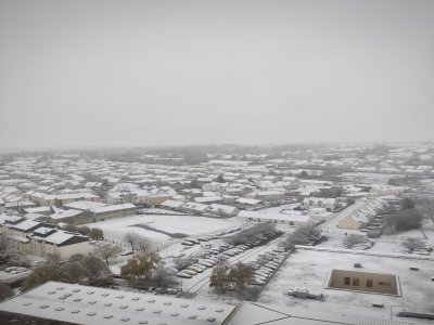 À Laval, une habitante a pris une superbe photo en hauteur. Depuis le 11e étage, elle a pu admirer la neige recouvrir les toits de la ville. - Véronique Bony (habitante)