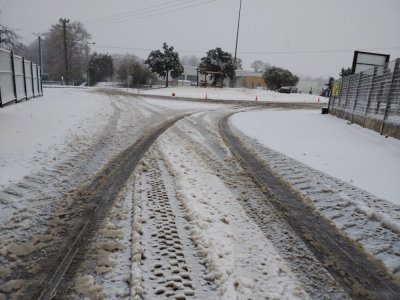 Saint-Denis-de-Gastines : la route et les bas-côtés ont été recouverts de plusieurs centimètres de neige. Pas facile pour rouler ! - Marie-Noëlle Claudot