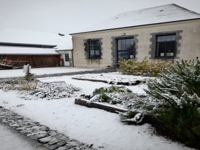 Même chose à la Bazouge de Chéméré. La mairie et les rues étaient revêtues de blanc. La commune a également été privée d'électricité durant la matinée. - Stéphanie Leroy