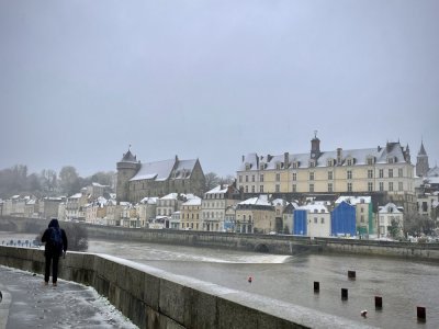 Un peu plus loin, c'est le château et le musée de Laval qui ont invité la neige à se poser quelques instants. - CM