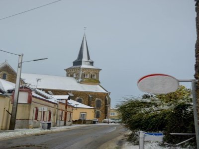 Ce matin à Ahuillé dans le sud Mayenne, la neige est bien tombée. Le toit de l'église est devenu blanc en quelques minutes. - Lucie Blanchet