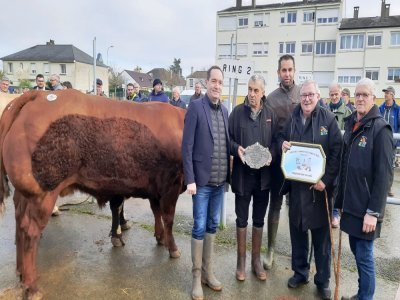 Champion mâle plusieurs races, croisé 39, un champion interraces mâle de Didier et Jean-François Carré (53) vendu 10 euros le kg. - j