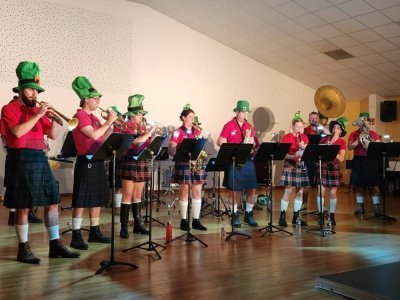 Le Paddy's street band dans sa tenue traditionnelle. - MA Sinope