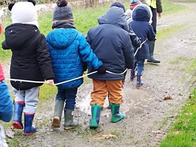 Dehors, il est permis de marcher dans les flaques d'eau !  - CDLM