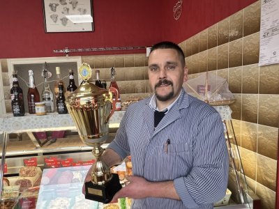 Franck Héron, champion de France de la saucisse grillée à Oisseau, mi-novembre 2024. - Martine Rebours