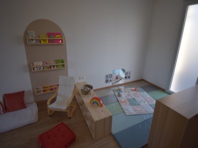 L'espace dédié aux bébés, adapté à la motricité libre au sol, et à leur rythme. - 2024-12-26 Maison d'assistantes maternelles Louverné