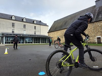 Parmi les ateliers de vendredi, un parcours technique de vélo en relais. - Théo Duchet