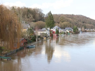 A Changé, l'eau est montée, débordant dans les jardins des maisons jouxtant la Mayenne. - Pierre Hardon