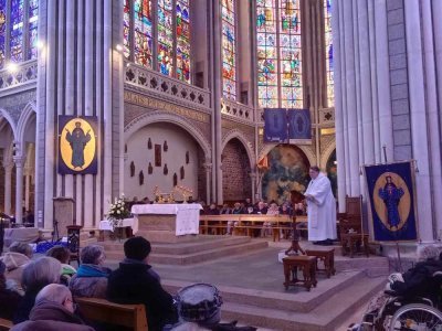 Le père Gruber, recteur du sanctuaire, a relaté le récit  de l'Apparition. - Katia Péchard