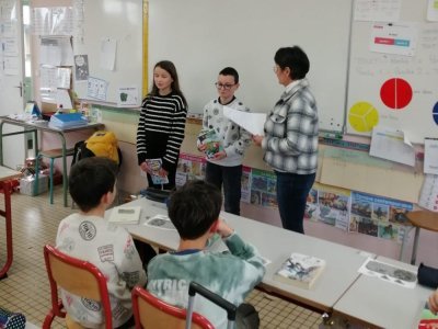 Isabelle Fougeray et les deux gagnants : Eléna Chevron et Yann Fouleau. - médiathèque Victor Hugo