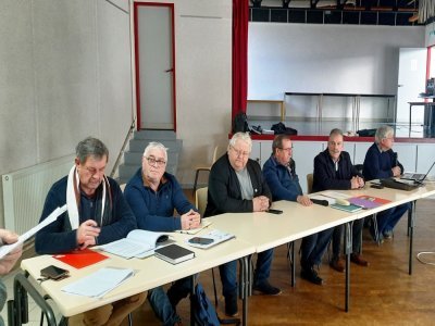 Gérard Tiratay, Alain Chambrelan, Fédé, Robert Geslot, maire, Jean-Claude Leray, président de la Gaule voutréenne, Dominique Richard, maire, et Pierre-Yves Bondiguel, trésorier. - j