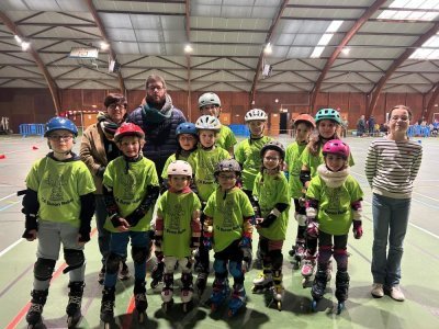 Douze kids du CAE rollers avec Justine, à droite, sélectionnée pour le France indoor 2025.