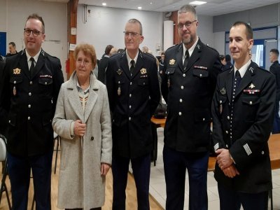 De gauche à droite : Emmanuel Baudre, commandant secteur de Bais, Isabelle Dutertre, maire déléguée d'Evron, l'adjudant-chef Florent Gohier, commandant d'Evron et de la Cob d'Evron, Vincent Lacour, commandant de Montsûrs, Guillaume Anger, chef d'esca