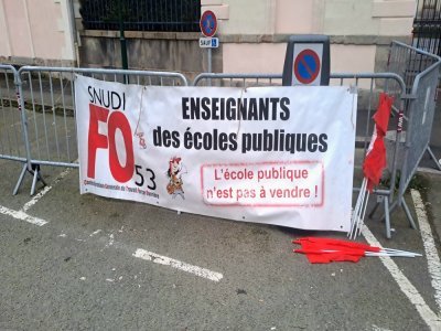 Les manifestants revendiquent les droits des écoles publiques. - Lyse Gortais