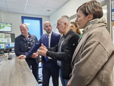 Laurent Taupin et Patrick Forêt, directeur et président d'Agrimaine Méthanisation, société à la tête de l'unité de méthanisation, ont présenté son fonctionnement au ministre. - Naomie Jourand