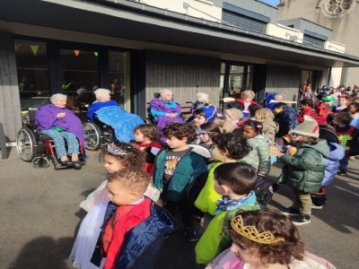 Les jeunes carnavaliers ont rendu visite aux résidents de l'Ehpad La Miséricorde. - Lyse Gortais