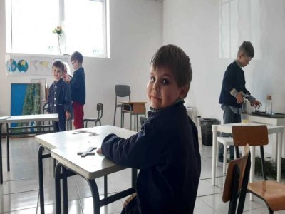 Les élèves de maternelle en catéchèse dans l'atrium de l'école, où ils sont "en relation avec Jésus au cours d'ateliers manuels". - Fred Martin