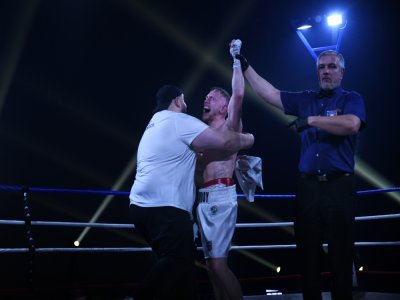 3 - Plus entreprenant, enclenchant "la marche avant", le Louvignéen a été récompensé de sa boxe plus offensive qu'Anthony Deloffre. - Fabrice COMPAIN