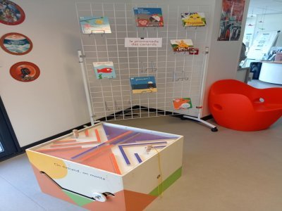 Un module interactif avec des billes est proposé aux enfants. - Katia Péchard