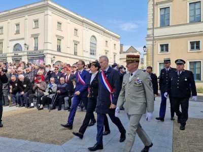 Les autorités civiles et militaires à l'occasion de la commémoration du 8 mai 1945 à Laval. - Célia Masselin