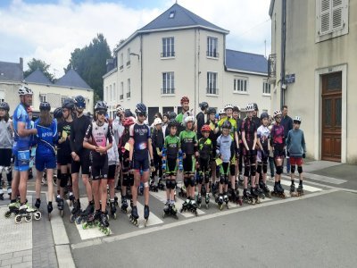 Déguisés ou pas, ils étaient 137 à prendre le départ de la rando roller pour 3h de piste, jeudi 8 mai 2025, dans le centre-ville d'Evron. - j