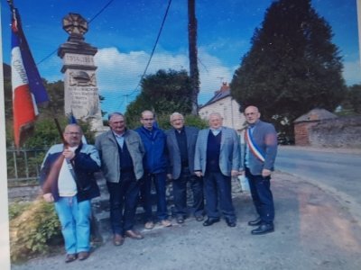 Xavier Lemaille, Fernand Thulard, Michel Bouet, Pierre Plet, président des Anciens d'AFN, Christian Lelong et François Leroux, maire.