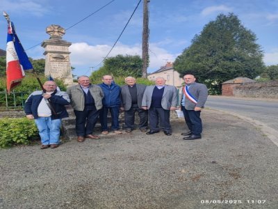 Xavier Lemaille, Fernand Thulard, Michel Bouet, Pierre Plet, président des Anciens d'AFN, Christian Lelong et François Leroux, maire.