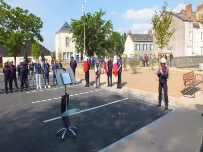 Nathanaël, 13 ans, premier plan sur la droite, parmi les anciens porte-drapeaux. - M&M CHARROY